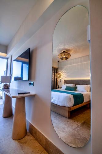 Una cama o camas en una habitación de Pegasos Deluxe Beach Hotel