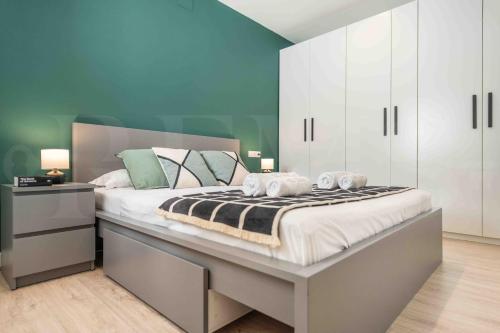 um quarto com uma cama grande com duas toalhas em Peaceful retreat near the historic center by REMS em Málaga