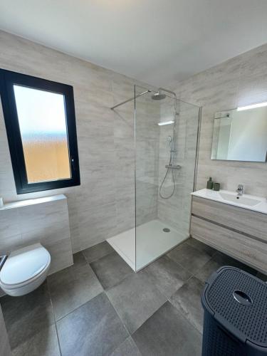une salle de bain avec une douche, des toilettes et un lavabo dans l'établissement T3 de standing neuf vue mer, à Propriano