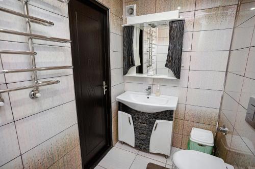 a bathroom with a sink and a toilet at Retreat relaxant cu 2 dormitoare! in Chişinău