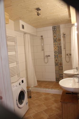 a bathroom with a washing machine and a sink at Castillo in Ensheim