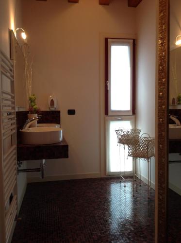 a bathroom with a tub and a sink and a window at Relais Villa Annamaria Bed end Breakfast in Istrana