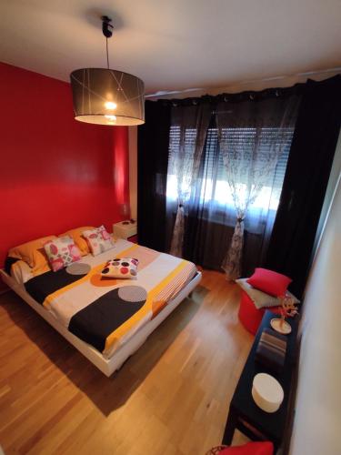 une chambre avec un lit et un mur rouge dans l'établissement 