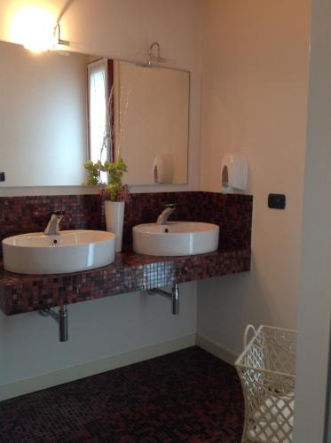 two sinks in a bathroom with a mirror at Relais Villa Annamaria Bed end Breakfast in Istrana