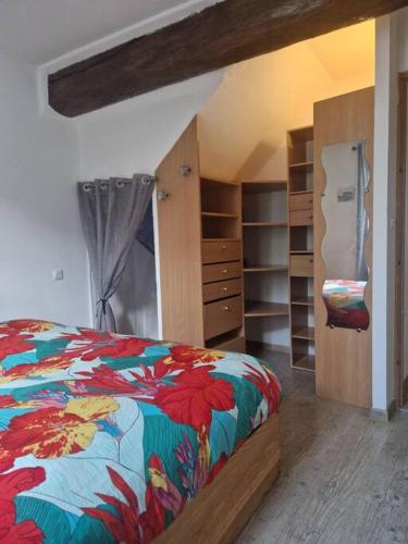 une chambre avec un lit avec une couette fleurie dans l'établissement Appartement dans le Faubourg proche de la plage, à Collioure