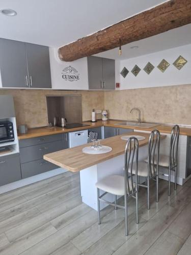 une cuisine avec une table, des chaises et un évier dans l'établissement Appartement dans le Faubourg proche de la plage, à Collioure