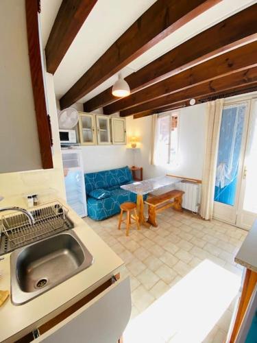 une cuisine avec un évier et un salon dans l'établissement Villa de vacances 6 pers avec piscine proche plage - V0818, à Portiragnes