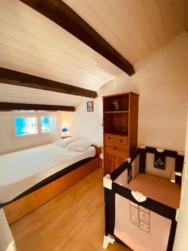 une chambre avec un grand lit et une commode dans l'établissement Villa de vacances 6 pers avec piscine proche plage - V0818, à Portiragnes