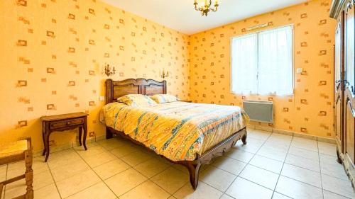 une chambre avec un lit et une fenêtre dans l'établissement Grande et belle maison à 5 minutes de la mer, à Penvénan