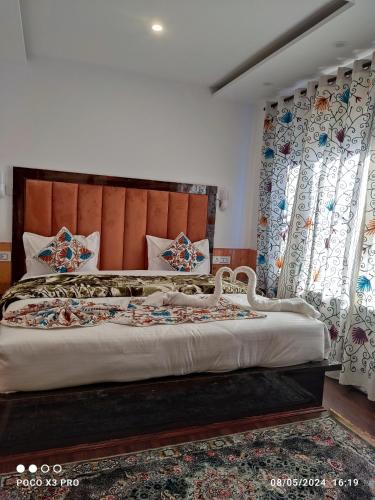 a bedroom with a large bed with a wooden headboard at the mountain dreams in Kolur