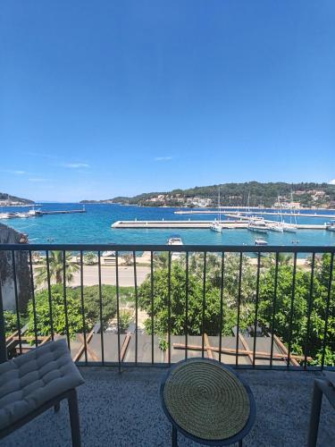 a balcony with a view of the beach and boats at Hotel Dalmacija in Vela Luka