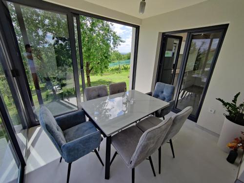 a dining room with a glass table and chairs at Kuća za odmor Villa Cesarica - Zagreb in Graberje Ivanićko