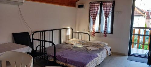 a bedroom with a bed and a window at Garičkina kuća 2 in Pirot
