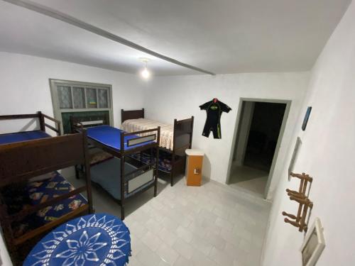 Habitación compartida con ropa colgada en la pared en Casa de praia Suarão Beach, en Itanhaém