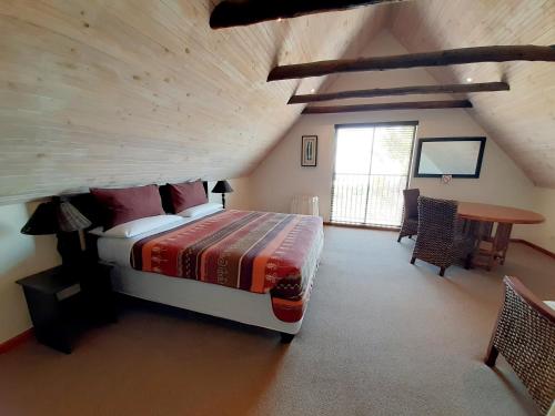 1 dormitorio con 1 cama y 1 mesa en una habitación en Baviana Beach Lodge - Jacobsbaai - Jacobs Bay, en Jacobs Bay