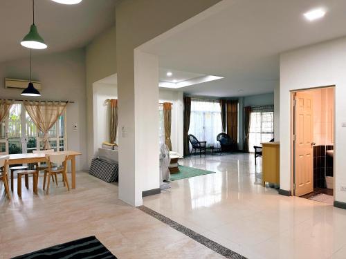 Ruang duduk di 288 Sqm 3 bedrooms 2 living rooms, Gated Community KKC