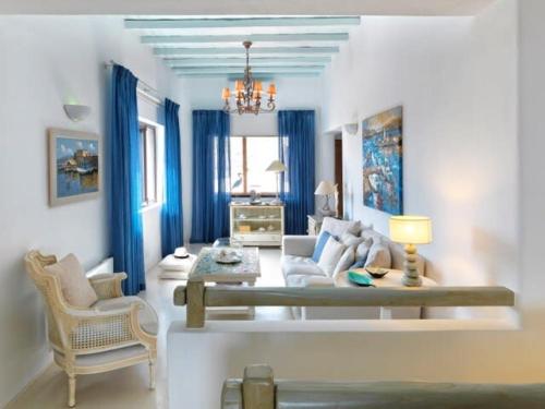 un salon avec un canapé et une table dans l'établissement Villa Mare, Mykonos, à Kalafatis