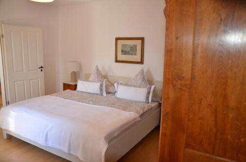 เตียงในห้องที่ Appartement am Oranienpark im Kurviertel