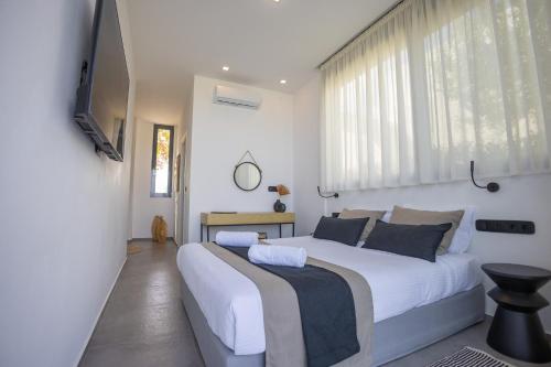 Ένα ή περισσότερα κρεβάτια σε δωμάτιο στο Miguel Luxury Beach Front Villa