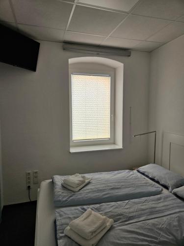 a bedroom with two beds and a window at Krämerbrückenidyll in Erfurt