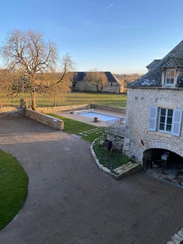 a stone house with a swimming pool in the yard at Gîte Lou Clapas in Salles-la-Source