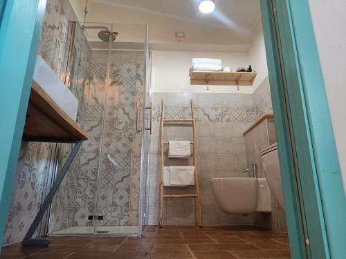 uma casa de banho com um chuveiro, um WC e um lavatório. em Agriturismo Al posto giusto em Piombino