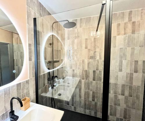 un baño con lavabo y ducha en Le Bellevue, en Cassis