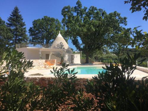 una villa con piscina y una casa en il Trullo di Alice e Chiara, en Selva di Fasano
