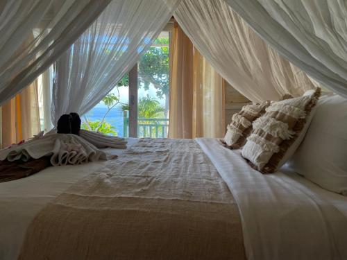 Una cama o camas en una habitación de The Edge Lembongan