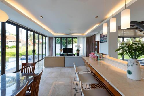 Η κουζίνα ή μικρή κουζίνα στο Ocean Sunny Villas Da Nang