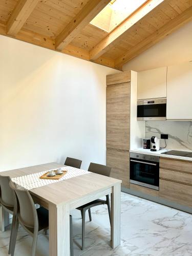 a dining room with a table and chairs in a kitchen at Appartamento CS in Sabbionara