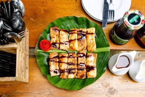 a plate of food on top of a green at Phong Nha Midtown Hotel in Phong Nha