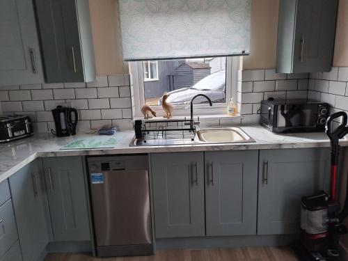 Η κουζίνα ή μικρή κουζίνα στο Seaside Chalet Retreat in Bridlington