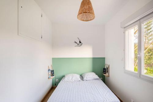 une chambre avec un lit et une fenêtre dans l'établissement sublime appart terrasse piscine privee jardin, à Aubagne