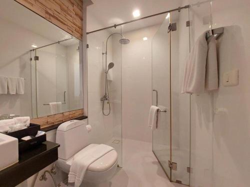 Bilik mandi di The Residence Pelican Krabi