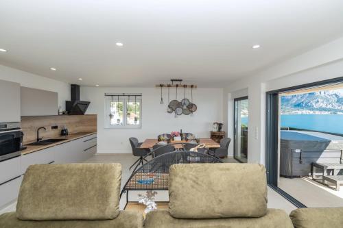a kitchen and living room with a table and chairs at Villa Laganini Apartment 2&4 in Podaca