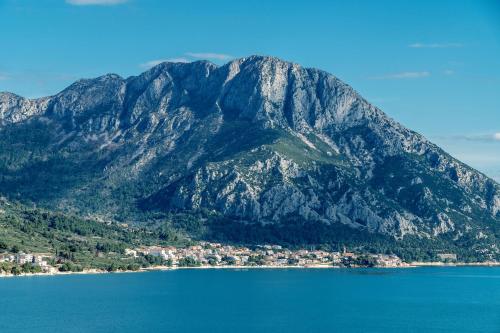 a mountain with a town in front of a body of water at Villa Laganini Apartment 2&4 in Podaca