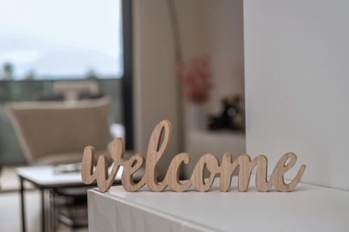 a wooden sign that reads welcome sitting on a table at Villa Laganini Apartment 2&4 in Podaca