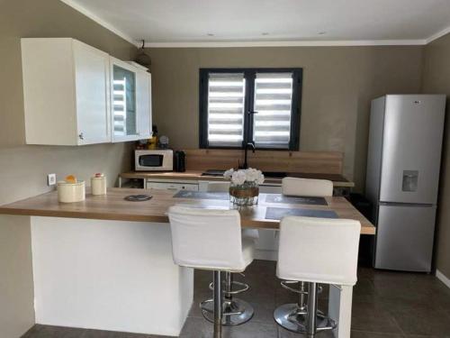 una cocina con encimera y refrigerador en Havre de paix, en Bastia