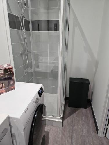 a washing machine in a bathroom with a shower at Nassau2 F1 in Beauvais