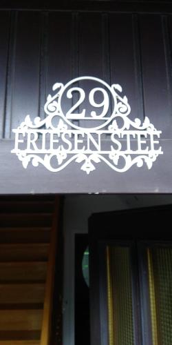FriesenStee Unterkunft mit Infrarotsaunaに飾ってある許可証、賞状、看板またはその他の書類