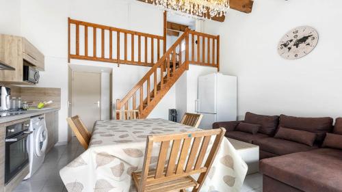 un salon avec une table et un canapé dans l'établissement Les Ondines 2- 29- Maison charme- 6 pers, au Cap d'Agde