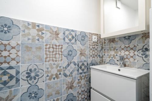 La salle de bains est pourvue d'un lavabo, de toilettes et de carrelage. dans l'établissement Port de Nice, Charmant studio, à Nice