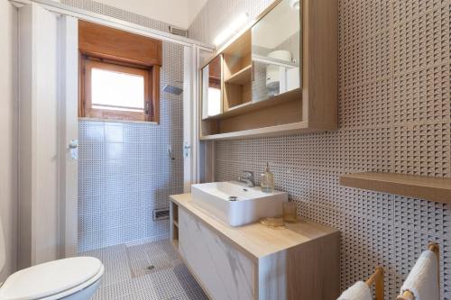 Un baño con lavabo, inodoro y ducha. en Villa Serra, en Marina Serra