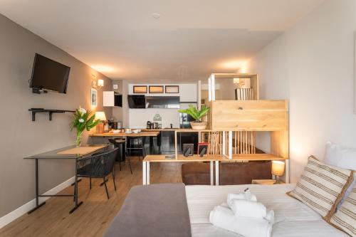 un salon avec un lit et une salle à manger dans l'établissement Beach Appart - Appt à 5min de la plage, à Dinard