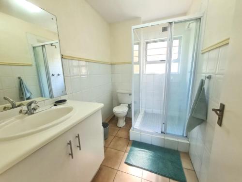 ラムスゲイトにあるRamsgate Palms 3のシャワー、洗面台、トイレ付きのバスルーム