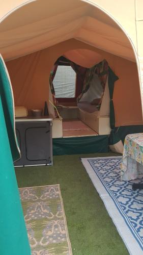 Posezení v ubytování Basic ingerichte vouwwagen op camping Westenenk, Wijster