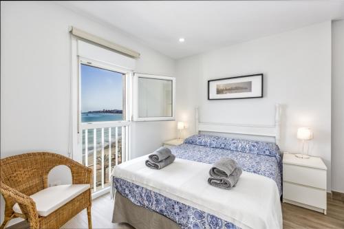 a bedroom with a bed and a window at Apartamento de lujo con vistas in Fuengirola