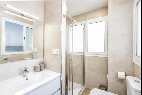 a bathroom with a sink and a shower at Apartamento de lujo con vistas in Fuengirola