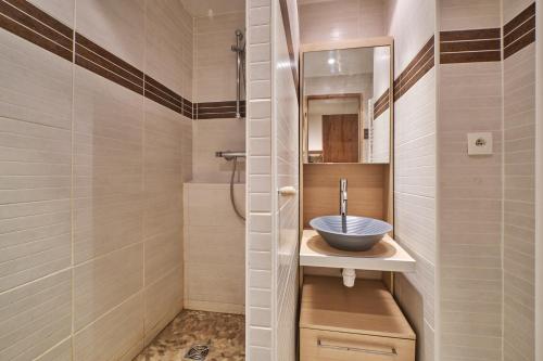 ein Bad mit einem Waschbecken und einer Dusche in der Unterkunft Studio Alpe d'huez in Huez